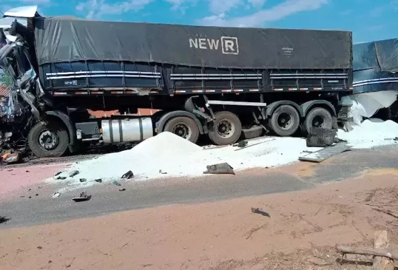 Carga de adubo se espalhou pela pista após colisão entre carretas. - Crédito: (TNOnline)