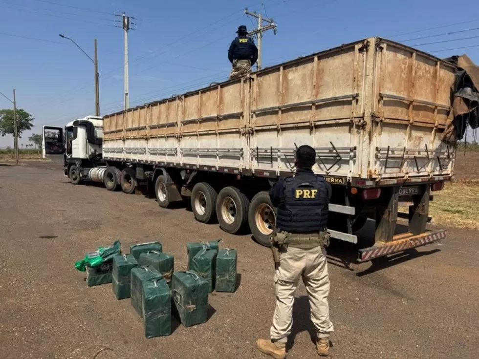 Em vistoria a carga de milho, foram encontrados os fardos de cloridrato de cocaína - Crédito: Divulgação/PRF