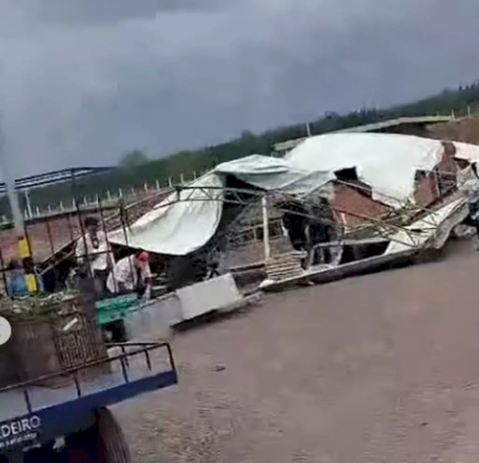 Estrutura de metal destruída pela força do vento em Água Clara (Imagem: portalaguaclara)