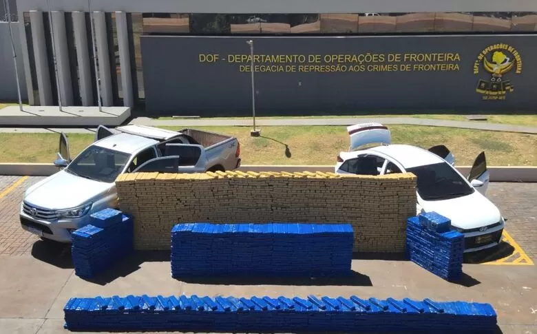 Veículos apreendidos com droga - Foto: DOF/Divulgação