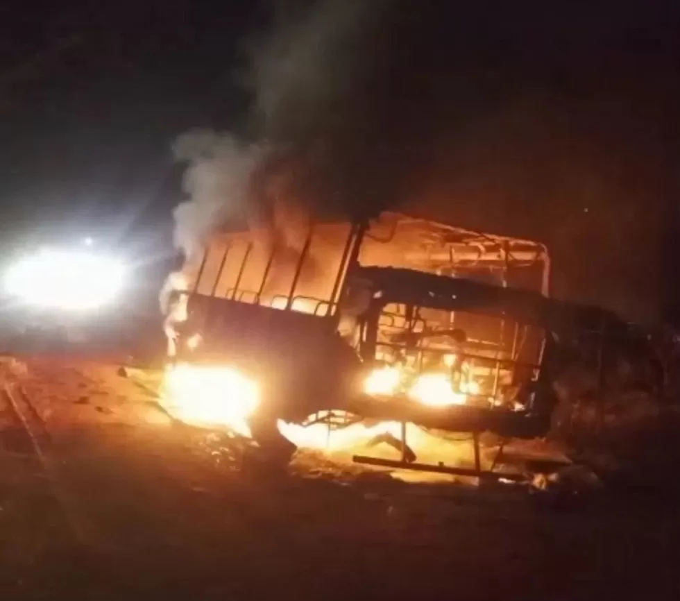 Veículo em chamas - Foto: Reprodução