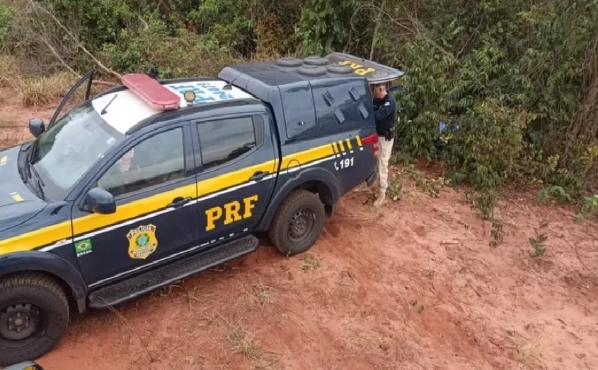 A maconha foi encontrada abandonada às margens da rodovia - Foto: Polícia Rodoviária Federal/Divulgação