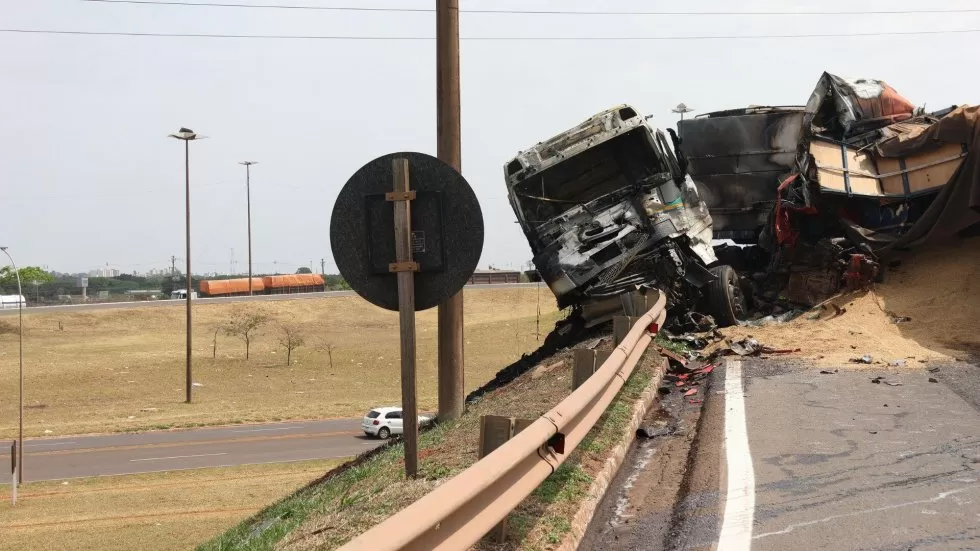 Carretas pegaram fogo após colisão. (Foto: Pietra Dorneles, Midiamax)