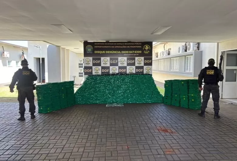 No interior da Hilux e na carroceria, os policiais encontraram 1.600 quilos de maconha, 6,2 quilos de haxixe e 1 quilo de skunk - Crédito: Divulgação