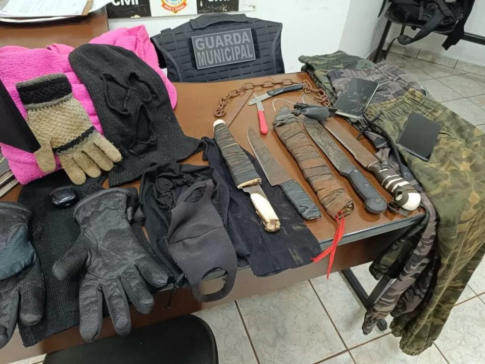 Objetos apreendidos com os menores nesta manhã - Crédito: Osvaldo Duarte/Dourados News