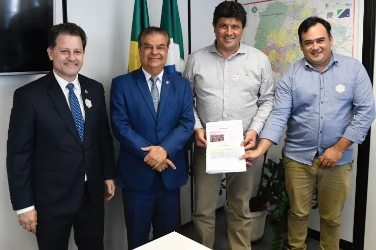 Ao lado do prefeito Rodrigo Basso e do secretário de Agricultura e Abastecimento, Clayton Martins Teixeira, Renato intermediou agenda com o senador Nelsinho Trad para ampliar investimentos em Sidrolândia