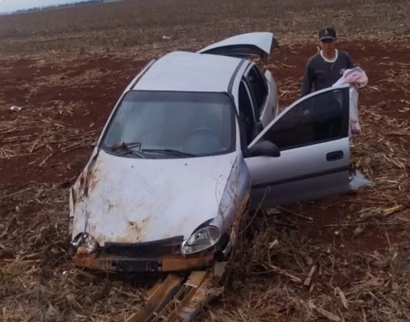 Família de Nova Casa Verde capota carro a caminho de hospital em Dourados - Foto: WhatsApp/Jornal da Nova