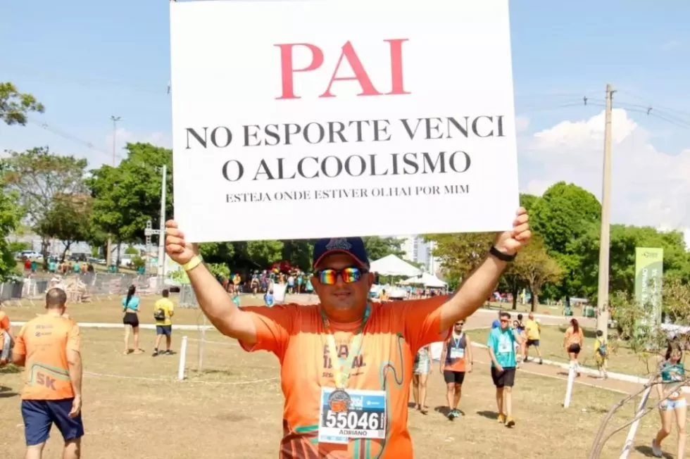 Pela primeira vez na Corrida do Pantanal, Adriano mostra placa de superação do alcoolismo. (Foto: Juliano Almeida)
