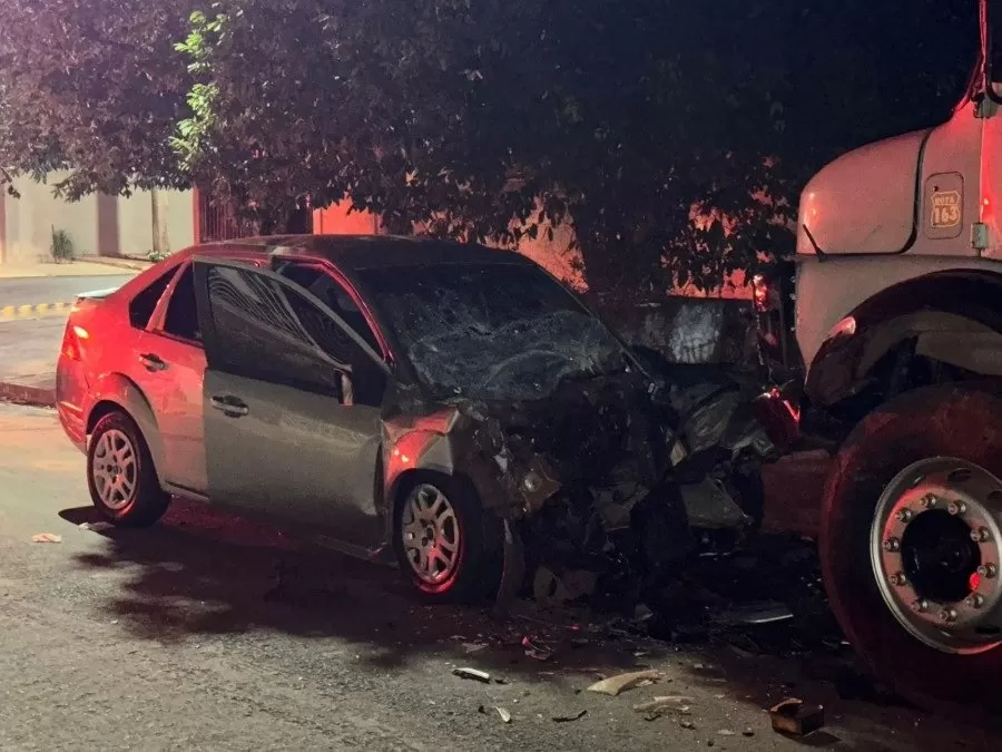 Condutor morreu na hora e a mulher foi socorrida - Fotos: Jornal da Nova