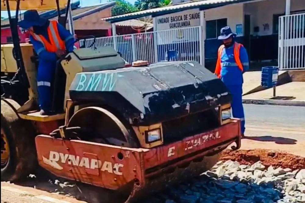 Trabalhadores da Agesul executam serviço de remendo profundo na MS-475, dentro da vila de Guassulândia, para reforçar o pavimento e melhorar o tráfego local.