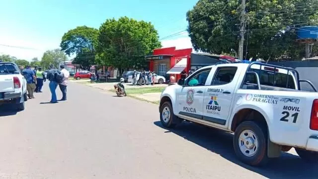 Policiais em frente ao lava-rápido onde um homem foi morto e outro ficou ferido (Foto: Marciano Candia)