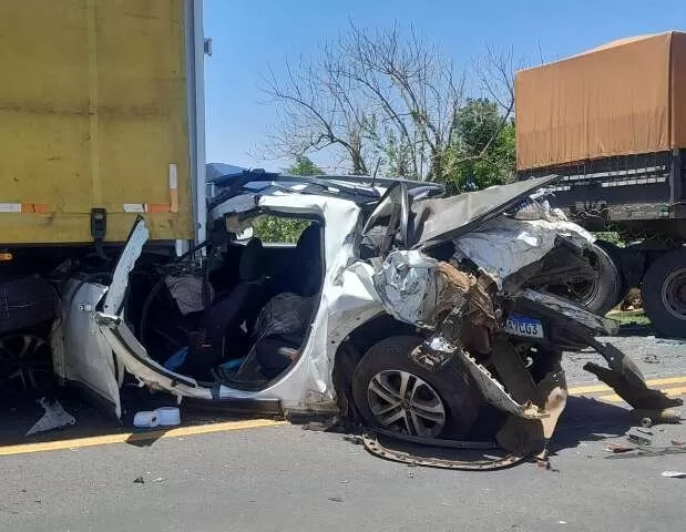 Fiat Toro ficou destruída em acidente envolvendo duas carretas e Gol na BR-163 (Foto: Ligado na Notícia)