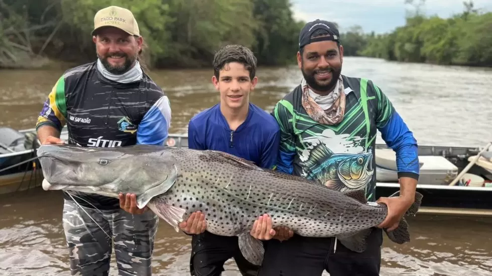 João e Mateus segurando o “troféu” da pescaria (Foto: Arquivo Pessoal)