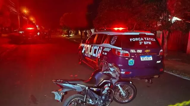 Viatura da polícia e moto que foi furtada na madrugada. (Foto: Leandro Holsbach)