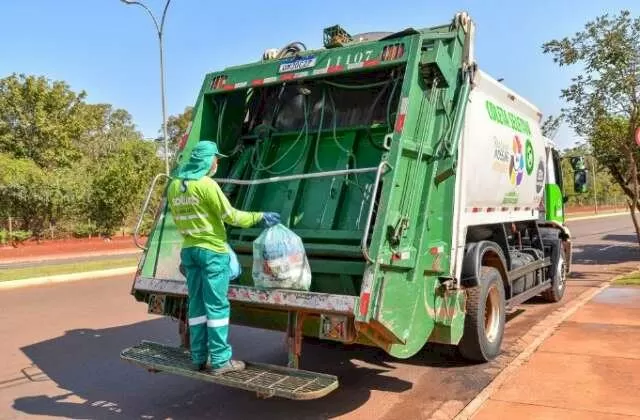 Caminhão faz a coleta seletiva de lixo. (Foto: Divulgação/MSGOV)