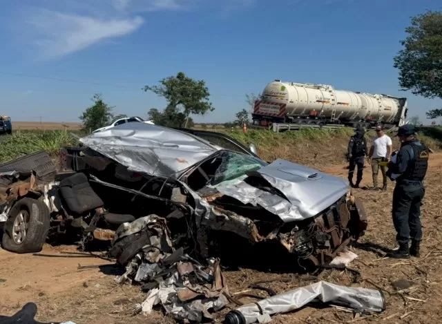Caminhonete totalmente destruída parou às margens da rodovia (Foto: Jornal da Nova)