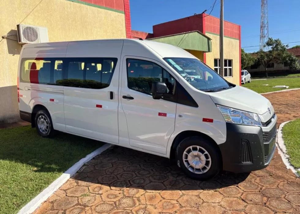 Prefeito Guga entregou van moderna à Saúde - Foto: Ivinoticias