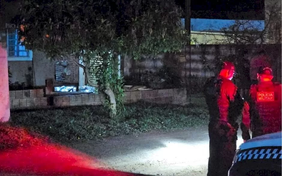 Cena do crime isolada enquanto PM e Polícia Civil acompanham perícia no 32º feminicídio do ano em MS. Foto: Reprodução | Gildo de Souza