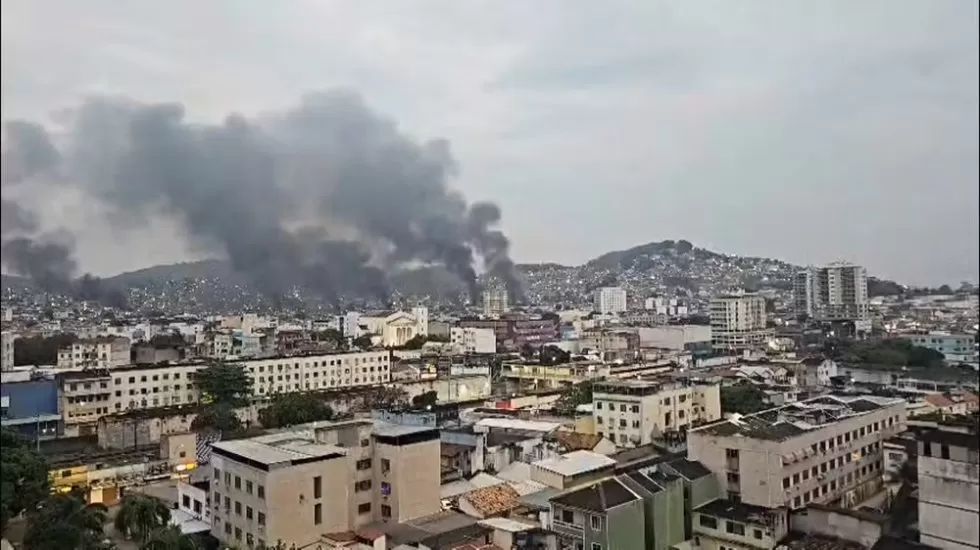 Barricadas em chamas em reação à Operação Contenção — Foto: Reprodução/TV Globo