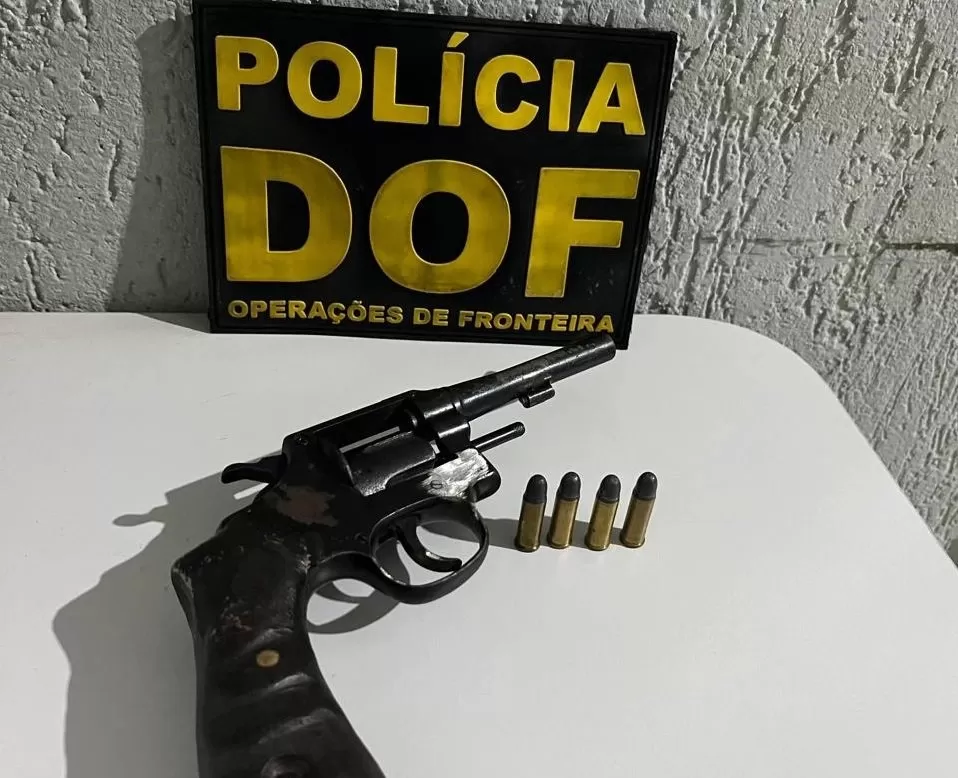 Revólver e munições apreendidos - Foto: DOF/Divulgação