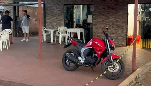 Local do crime foi isolado com fita zebrada para a realização da perícia. (Foto: Direto das Ruas)