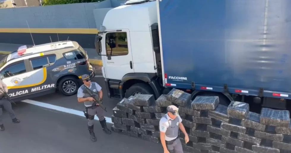 Carreta pertence a uma empresa de Dourados. (Foto: Divulgação)