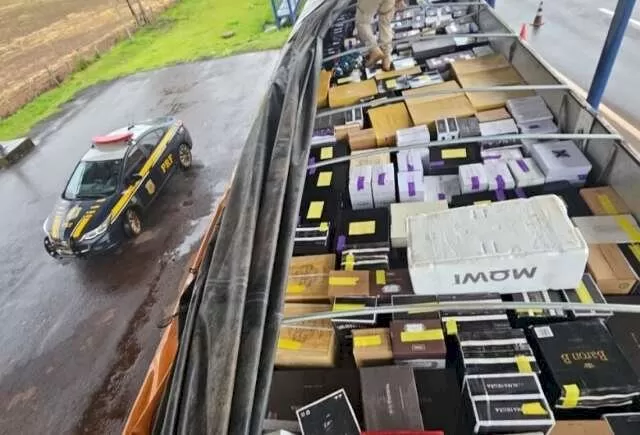 Carga de vinhos importados é encontrada pela PRF Polícia Rodoviária Federal dentro do semirreboque (Foto: Divulgação/PRF)