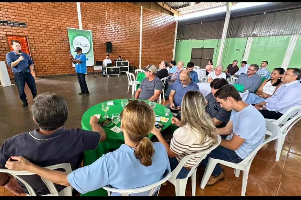 Renato Câmara, coordenador da Frente Parlamentar da Suinocultura, apresenta as ações do Legislativo a produtores durante a Manhã da Suinocultura em Bandeirantes.