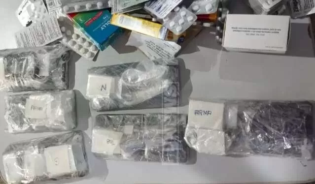Celulares e remédios apreendidos com o farmacêutico (Foto: Divulgação)