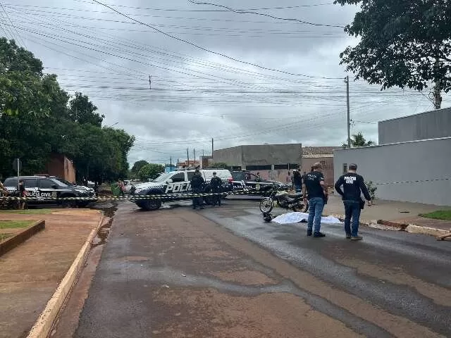 Homem morto na Rua Curiacas, em São Gabriel do Oeste (Foto: Sidney Assis)
