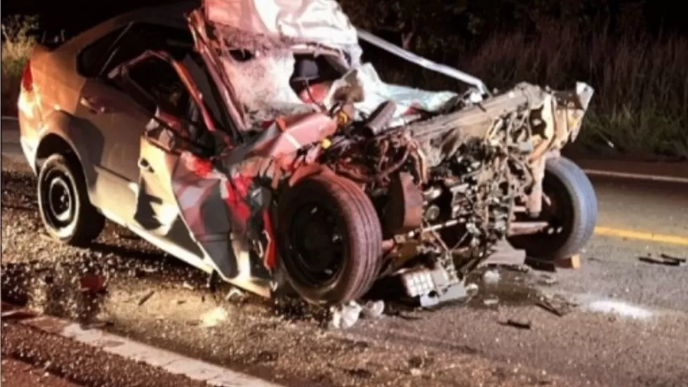 Motorista do Ford Fiesta morreu no local do acidente. (Foto: Reprodução, Jornal da Nova)