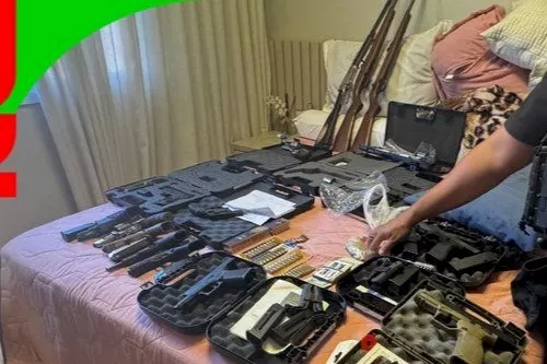 Arsenal apreendido com um dos alvos da operação Renorcrim, deflagrada nacionalmente. (Foto: Reprodução/Senasp)