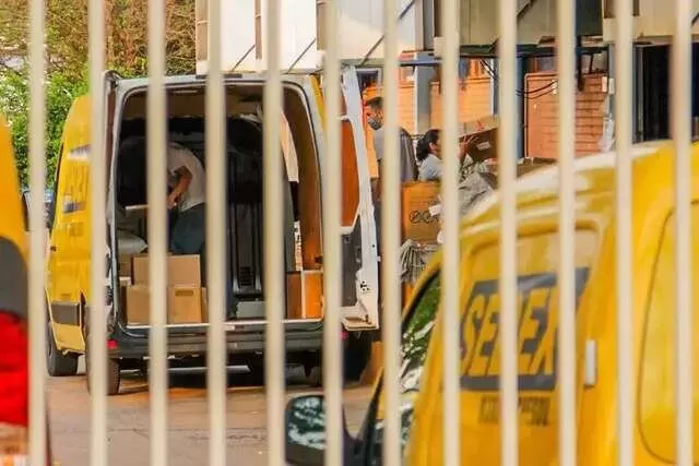 Trabalhadores dos Correios trabalhando em pátio de unidade em Campo Grande (Foto: Arquivo/Campo Grande News)