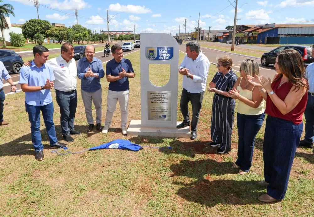 As autoridades do estado de Mato Grosso do Sul, Dourados e o jovem Victor na ponta esquerda fazendo a entrega oficial da obra. Foto: Saul Schramm/Governo MS