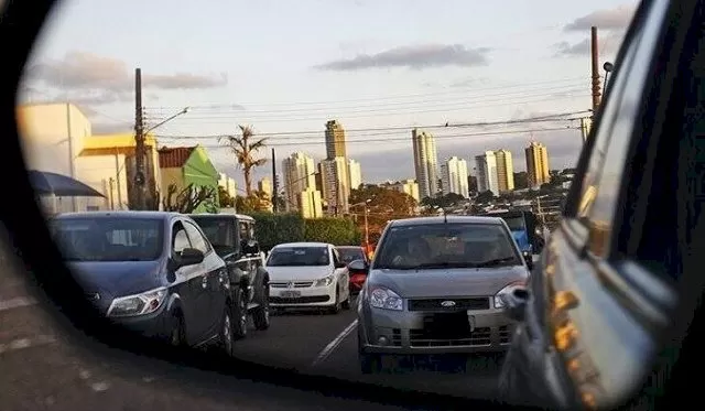 Retrovisor de veículo mostra carros trafegando em rua de Campo Grande. (Foto: Arquivo/Saul Schramm)