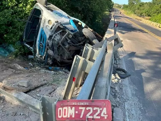 Caminhão totalmente destruído ao cair de ponte. (Foto: Sidney Assis, de Coxim)