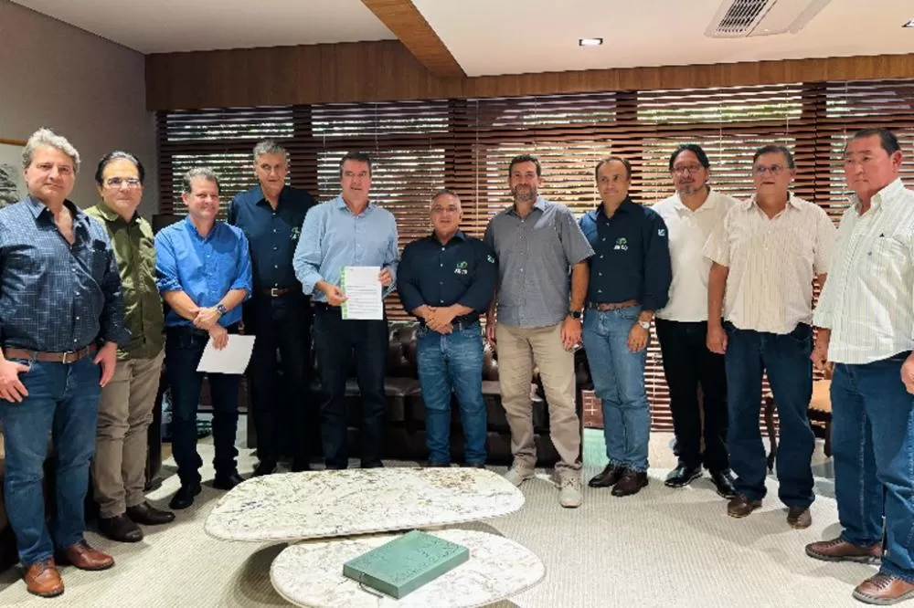 Governador Eduardo Riedel recebe das mãos dos representantes do Sindicato Rural de Campo Grande, Rochedo e Corguinho, documento com propostas para enfrentar a crise do setor leiteiro em Mato Grosso do Sul 