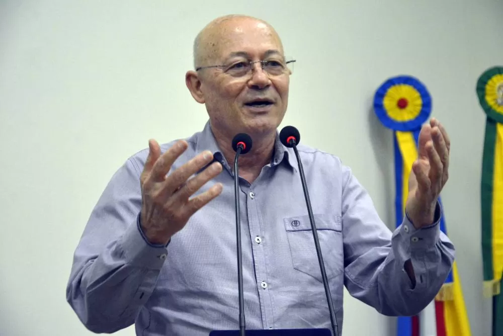 Padre José Luiz Tomio recebe moção de reconhecimento na Câmara Municipal de Glória de Dourados