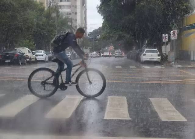 Alerta de chuvas intensas com alagamentos e raios segue até sexta-feira