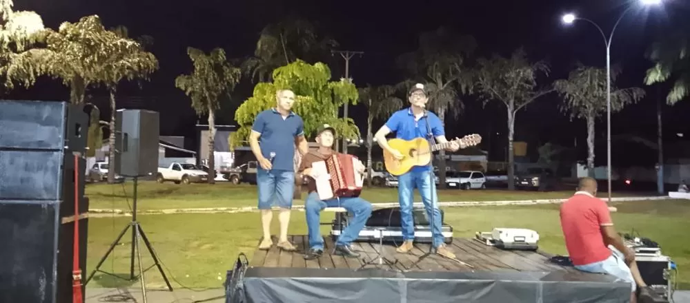 Regiaoonline Eventos: Em Glória de Dourados,  Feira Noturna teve mais uma edição com animação de Juliano e Juvenil  e participação de Durvalino da Sanfona, Maurício Óliver e Ademir Bernadino. 