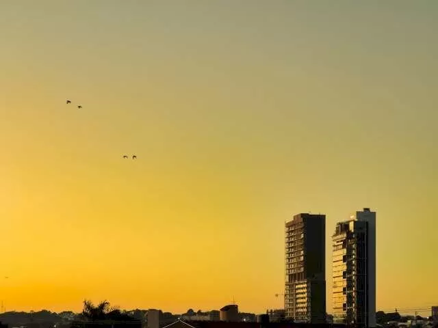 Sol entre nuvens e calor de até 36°C marcam o início de semana em MS