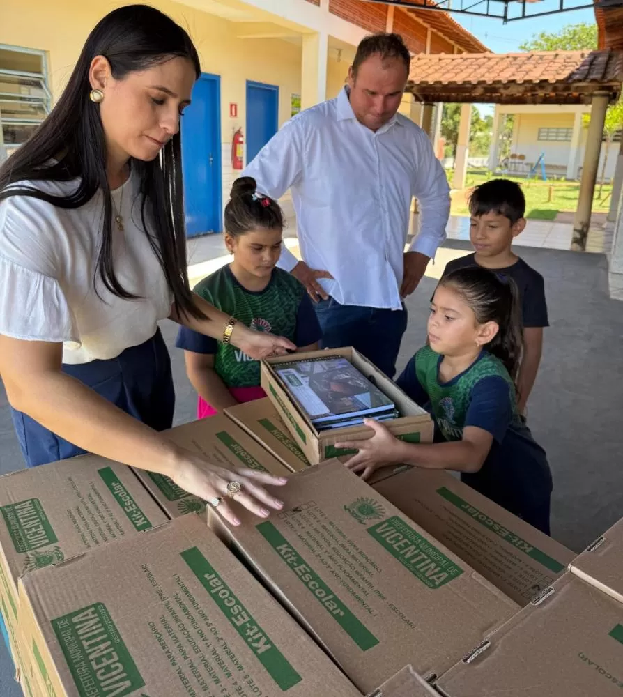 Com admiração e encantamento, estudantes recebem material escolar em Vicentina