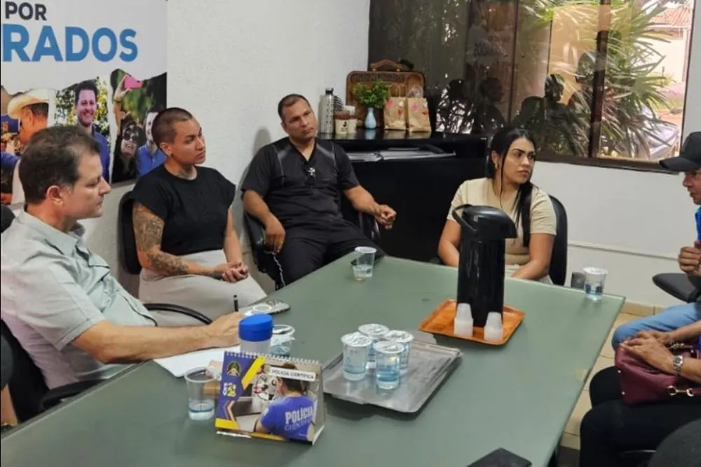 Renato Câmara durante reunião com agentes de saúde e de combate a endemias em Dourados; deputado articula ações com o Governo do Estado e o município para reforçar o enfrentamento da chikungunya. Veja mais no site da ALEMS: https://al.ms.gov.br/Noticias