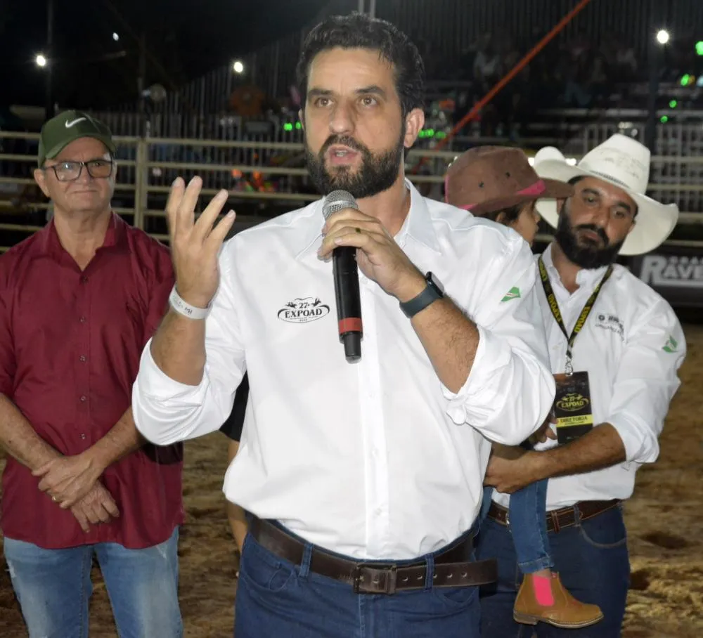  A abertura da 27ª Expoad, realizada na noite desta quinta-feira, foi marcada por emoção, agradecimentos e mensagens de otimismo em Deodápolis. 