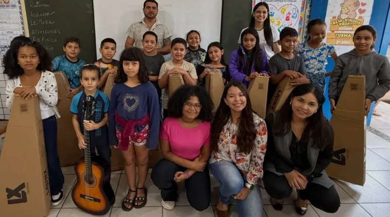 Com aulas de violão, gestão de Vicentina faz ecoar um novo som no distrito de Vila Rica