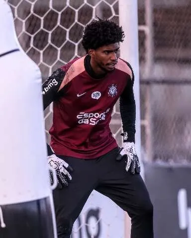 Goleiro Hugo Souza em treino no Timão (Foto: José Manoel Idalgo/Agência Corinthians)