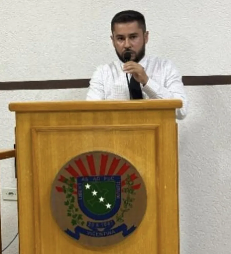 Presidente Claudinei Ribeiro de Lima conduz sessão da Câmara de Vicentina na noite de terça-feira (14)