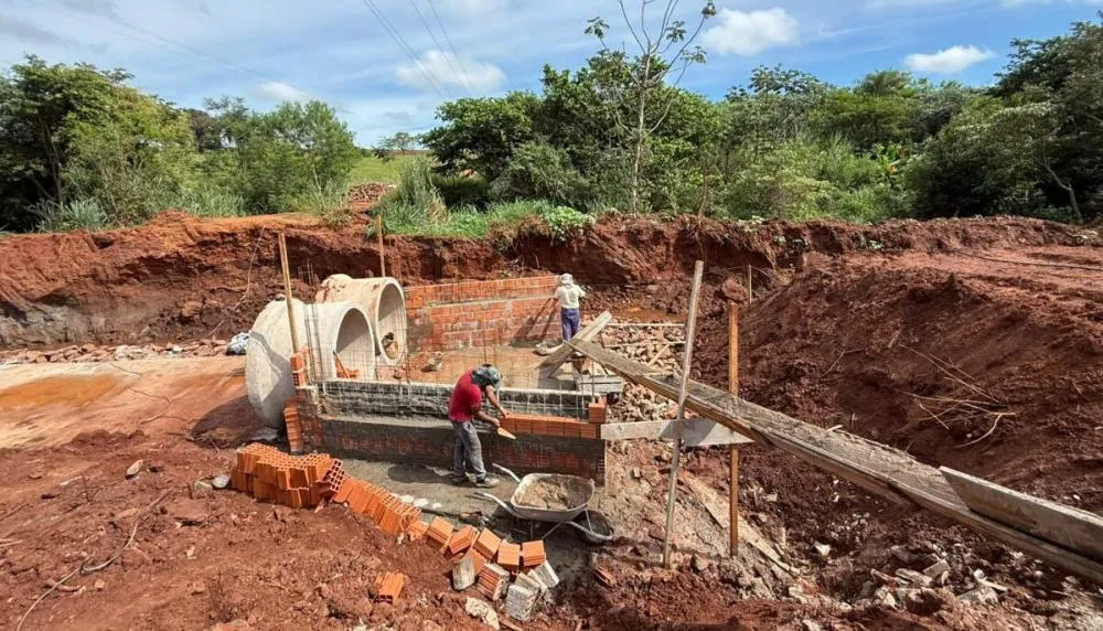 Para deixar Vicentina ainda melhor, Prefeitura executa serviços urbanos e rurais