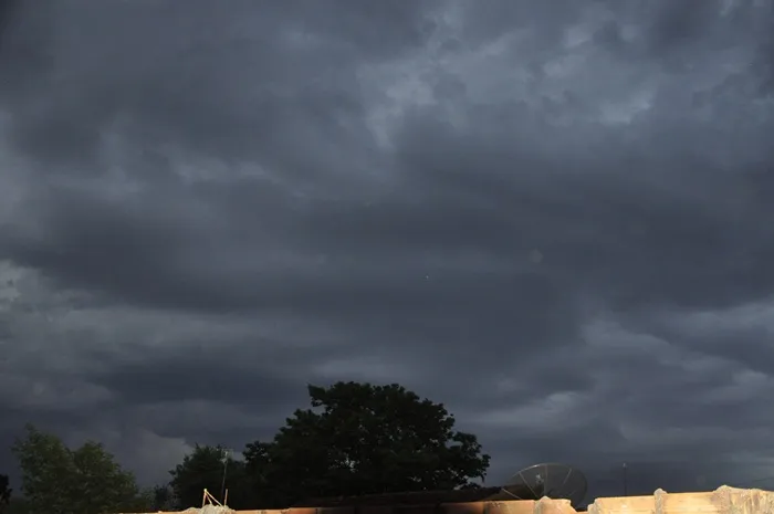 Frente fria derruba temperatura para 13°C e traz risco de tempestades em MS