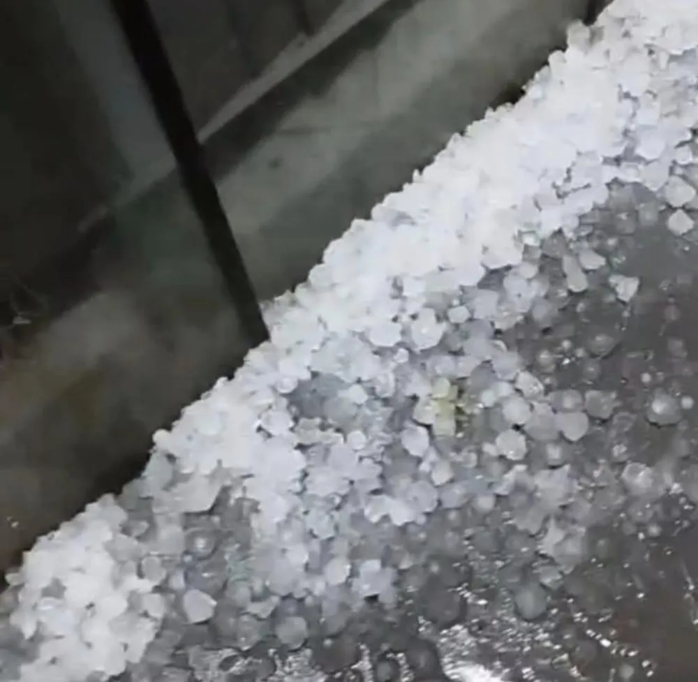 Temporal com granizo causa estragos em Deodápolis na noite deste sábado